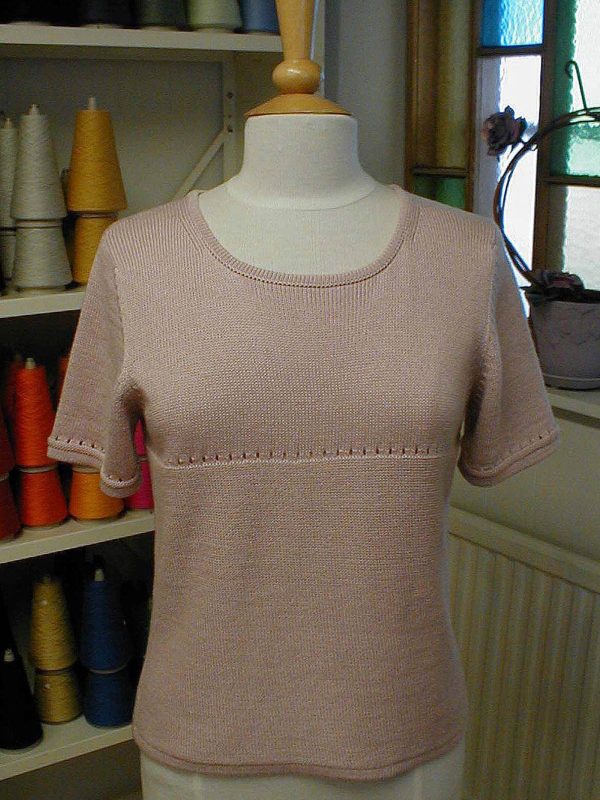 030831 Bluse med vrangeffekt og hulbort 030831 Bluse med vrangeffekt og hulbort