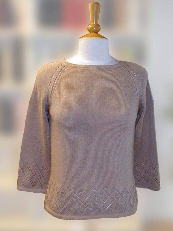 040619 Bluse med raglan og hulmønster 040619 Bluse med raglan og hulmønster