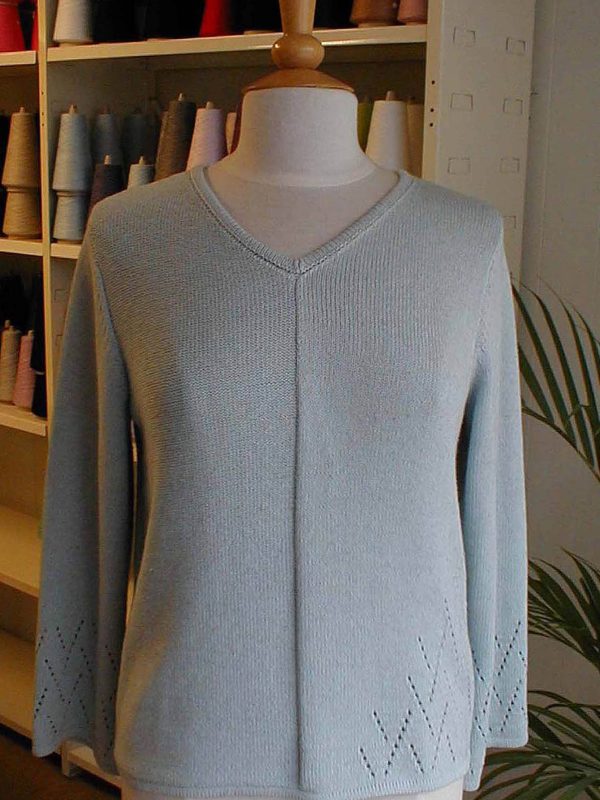 040901 Bluse med trompetærmer og hulmønster 040901 Bluse med trompetærmer og hulmønster