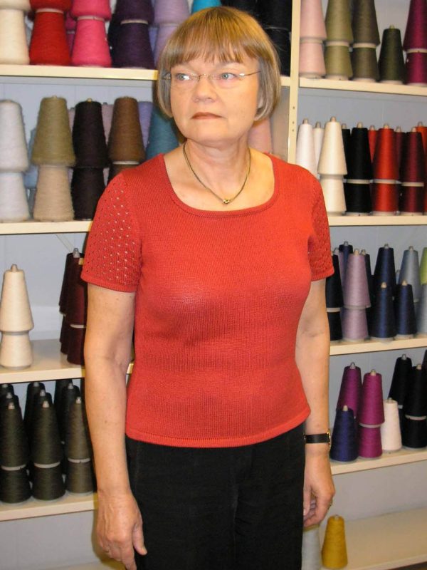 050325 Bluse med hulmønster på ærmerne 050325 Bluse med hulmønster på ærmerne