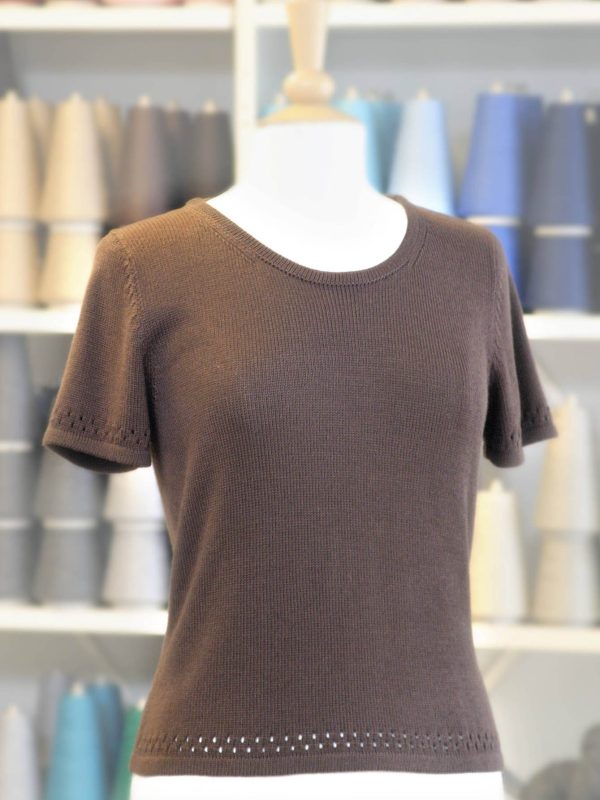 050820 Bluse med korte ærmer og hulborter 050820 Bluse med korte ærmer og hulborter