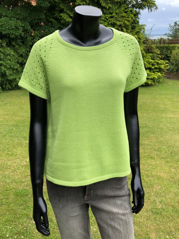 200623 Bluse med raglan og korte ærmer med hulmønster 200623 Bluse med raglan og korte ærmer med hulmønster